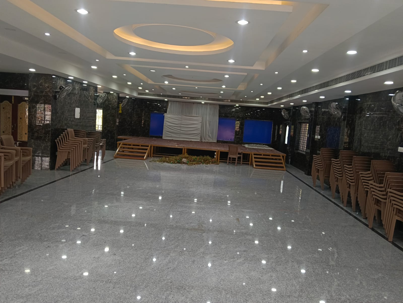 Mini Hall